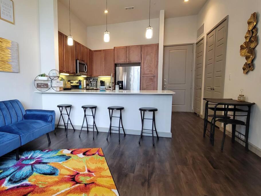 Sodo City Gem: Rooftop Skyline Pool Parking Wi-Fi Houston Bagian luar foto
