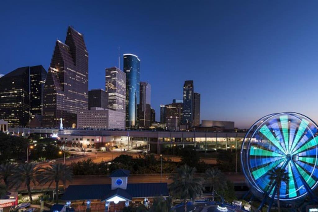 Sodo City Gem: Rooftop Skyline Pool Parking Wi-Fi Houston Bagian luar foto